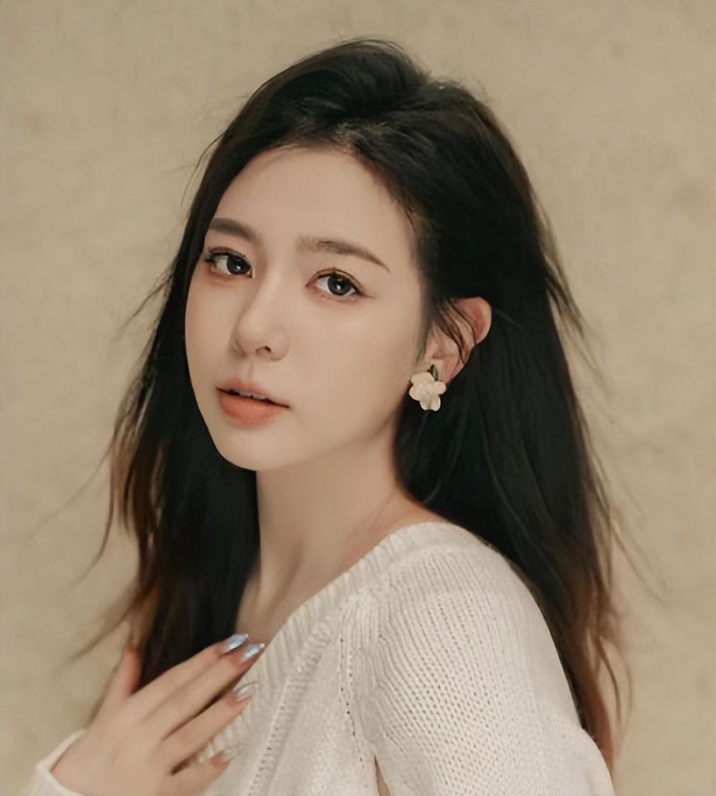 风波升级!大杨嫂王嘉尔亲密照引争议,大杨哥回复略显卑微