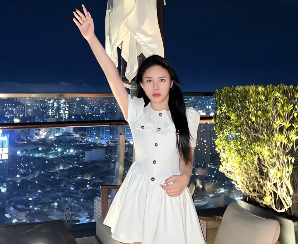 “二姨太”依晴家人赴柬埔寨，姑姑长相撞脸梅姨，俩儿露脸喊妈妈