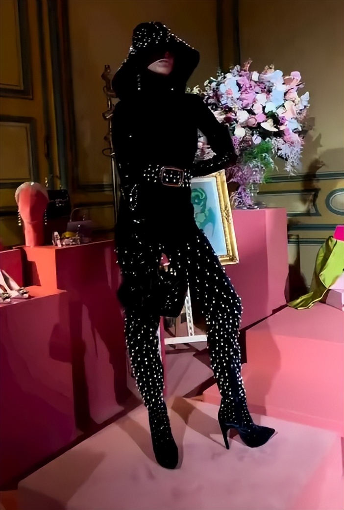 何超莲|窦骁何超莲婚礼曝光后，何超莲首次出镜，拍摄时尚大片造型精致