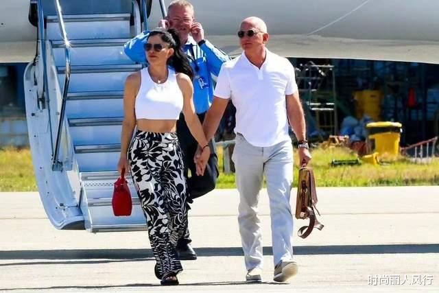 穿衣搭配|贝索斯把53岁女友宠成女王！开私人飞机秀恩爱，女友露脐装辣翻