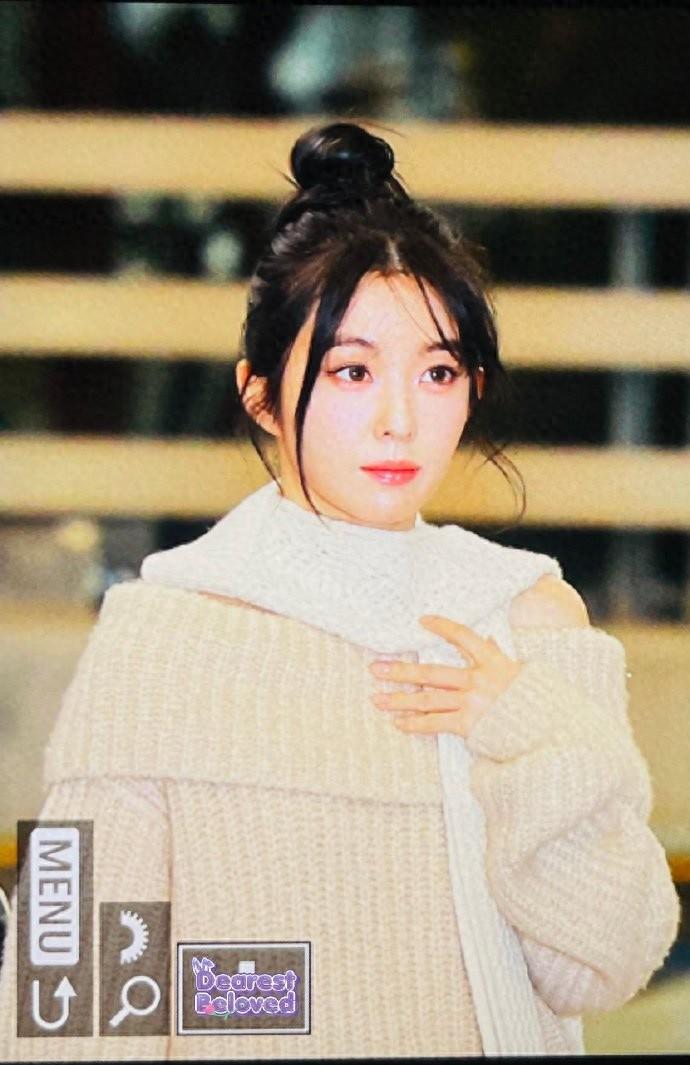 据传,Red Velvet成员Irene,在机场被一群粉丝拥挤推搡后受伤