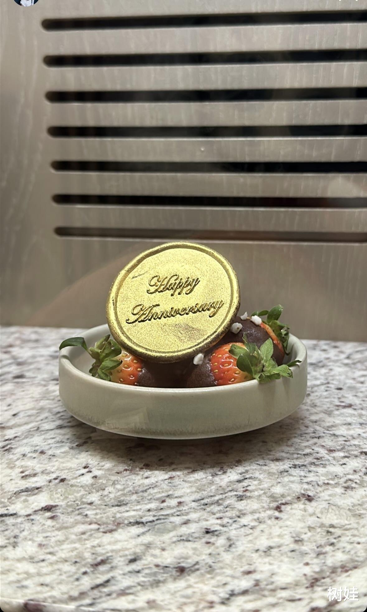 翁嘉穗办结婚25周年晚宴,与大20岁丈夫当众亲吻,8岁儿子罕露脸