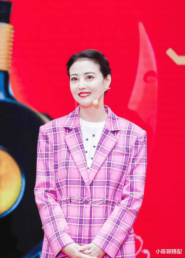 56岁周海媚亲身示范：远离这4种“大妈感”打扮，老得更得体优雅