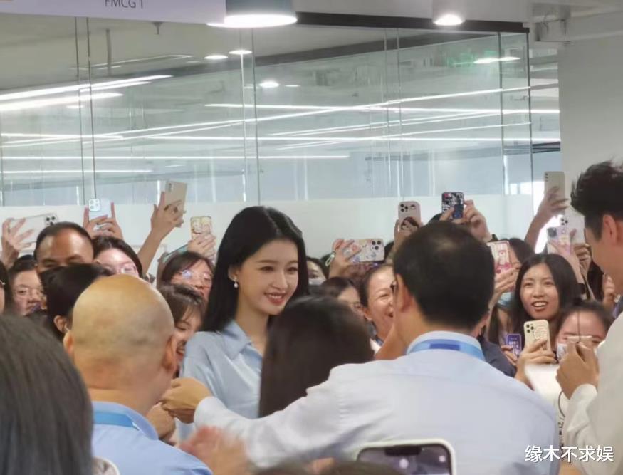 170cm孙怡沃尔玛扫楼，衣服皱巴巴本人又高又瘦，双腿暴露年龄