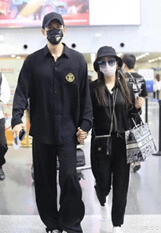 经超祖孙三代同框，大6岁老婆打扮嫩女儿像模特，老妈眼神有杀气