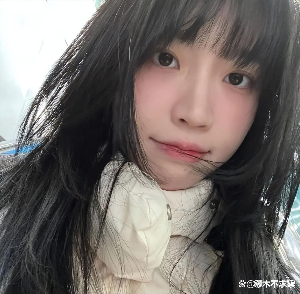 24岁韩国歌手金娜熙离奇去世，去世前一天晒自拍，自拍白发抢镜！