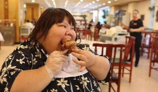 美女校花被丈夫喂到330斤,还睡塌两张床,丈夫:怕她被人抢走