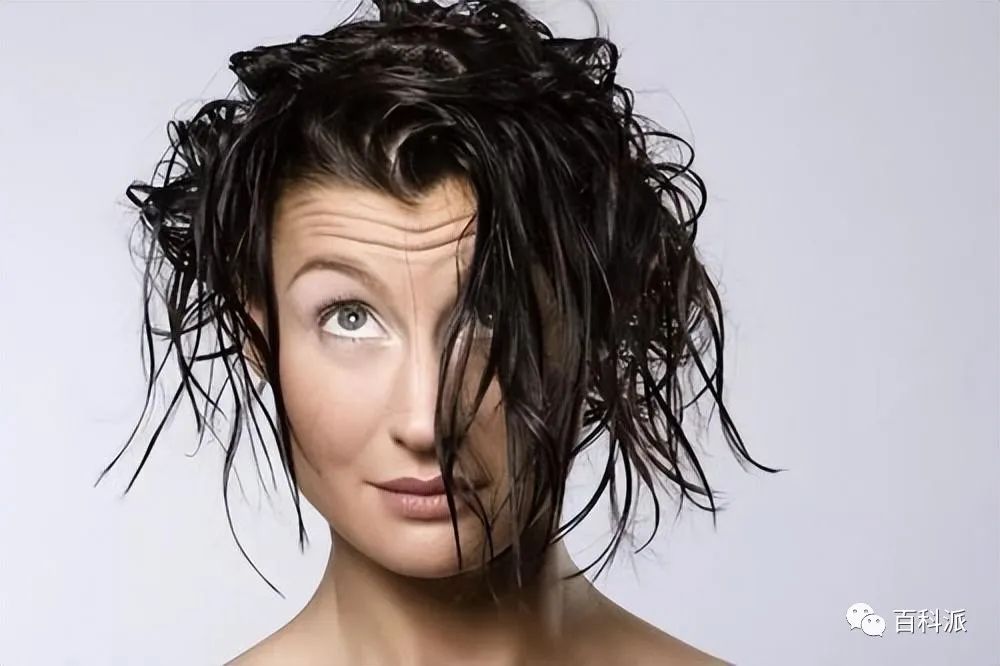 当我们洗完头，是选择吹干头发，还是自然晾干呢？这里告诉你答案
