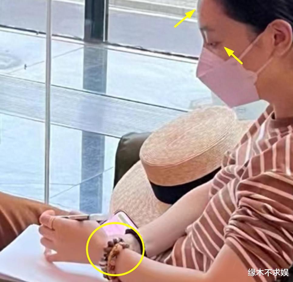 30岁吴倩高铁站被偶遇,素颜憔悴、发际线上移,手戴3串佛珠!