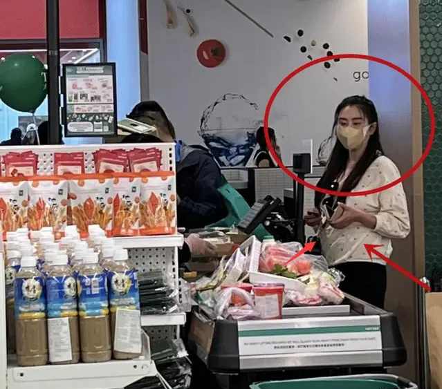 56岁王祖贤国外购物,小腹突出衣服皱巴巴,只买青菜和速冻冷食