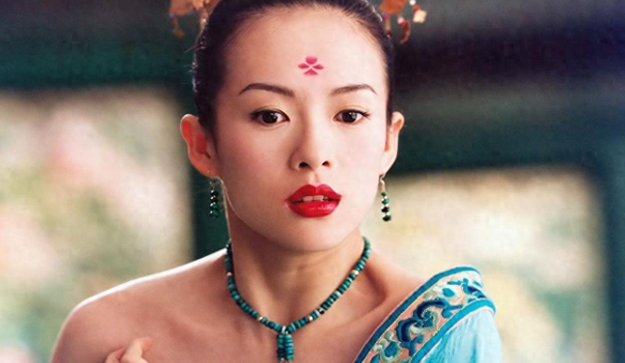 真人干瘦枯黄，荧屏上惊艳全场，这7位女星上镜前后反差巨大，来对比一下