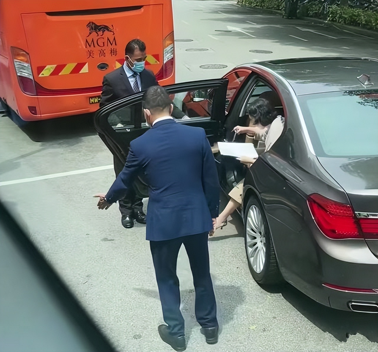 何超琼|赌王千金何超琼高调出行,保镖和司机守护,还坐李嘉诚同款防弹车