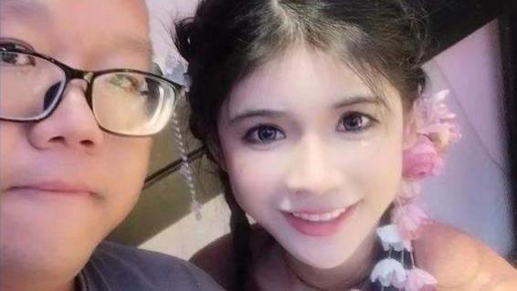 煎饼|狗头萝莉塌房再添“实锤”！对粉丝又搂又亲，外网重操旧业赚翻了