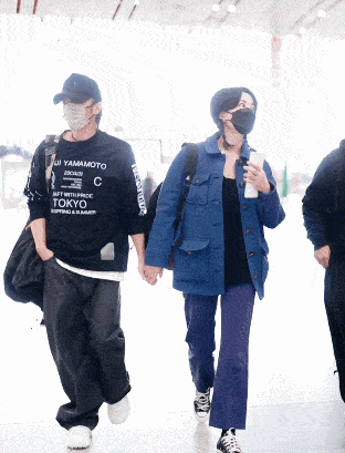 王菲谢霆锋牵手坐飞机秀恩爱! 这对情侣好事将近