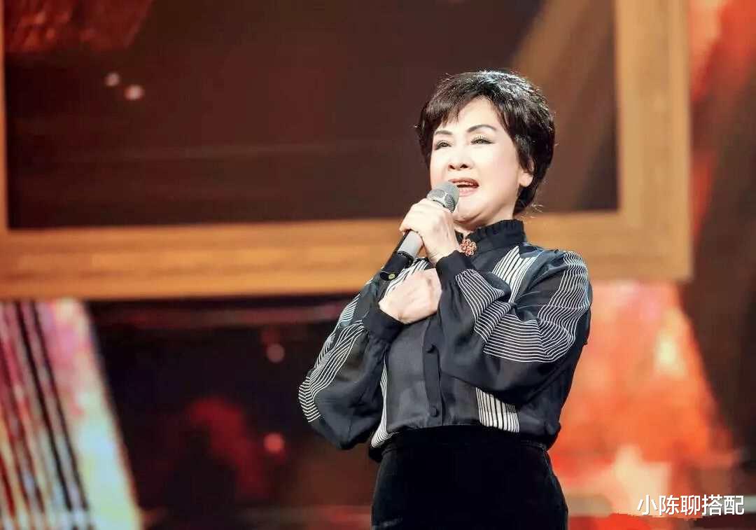 杨幂 看到78岁李谷一摘假发、穿艳丽,我悟了:女人直面衰老才是真的美