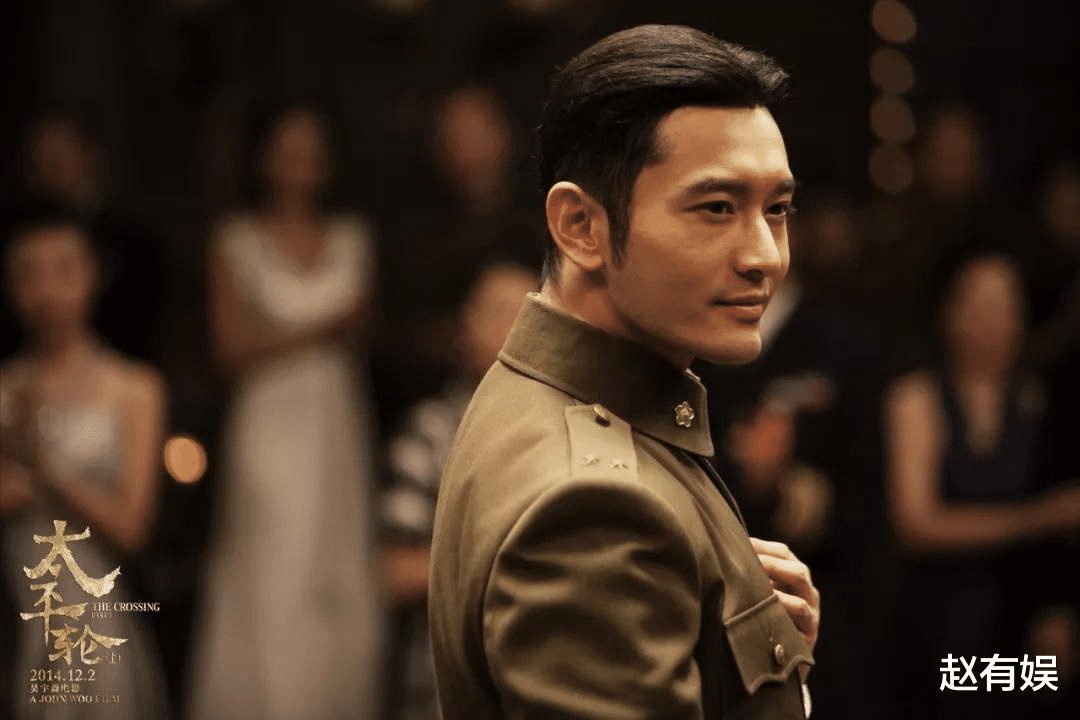 怪不得电视里只有上半身,镜头下移后,是不能看得尴尬全景