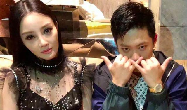 让李晨当牛做马,和韩庚街头热吻,被弟弟弄进医院,她才是真浪姐