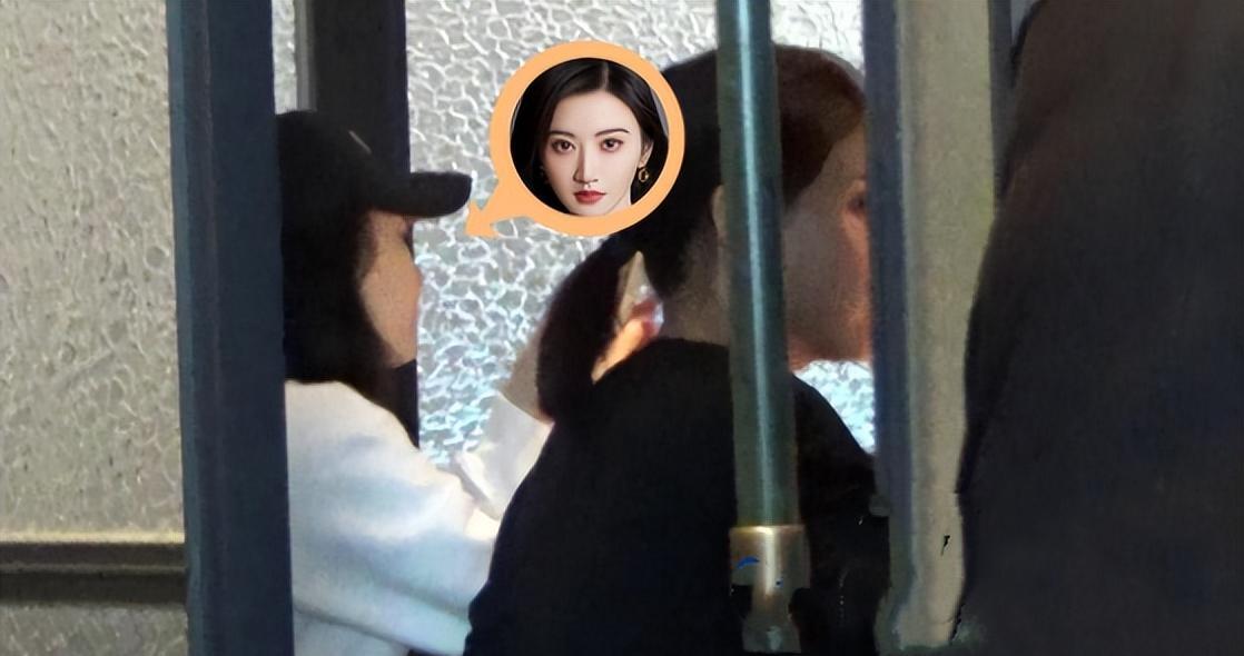 景甜|景甜情色广告风波后首露面!包裹严实怕被认出,餐桌上闷头玩手机