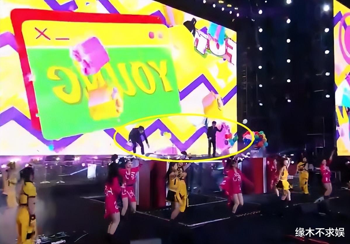 小杨哥3000万演唱会翻车，主持人曾宝仪引争议，多位歌手跑调！