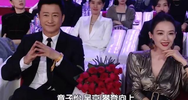 周冬雨|北影节开幕式座位安排显咖位,高叶坐张颂文背后,周冬雨紧挨成龙