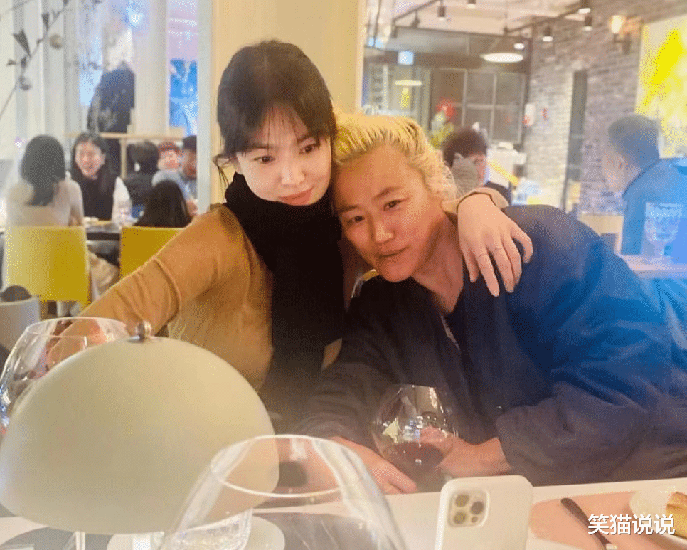 宋慧乔晒度假照:身穿白色卫衣好休闲,与闺蜜亲密贴脸合照!