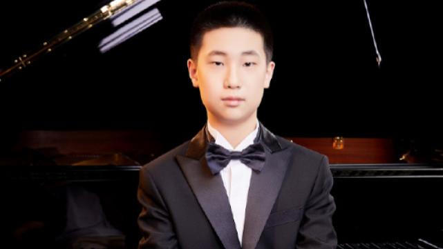 林永健|林永健老婆晒儿子，12岁大竣穿西装温文尔雅，气质出众如贵公子