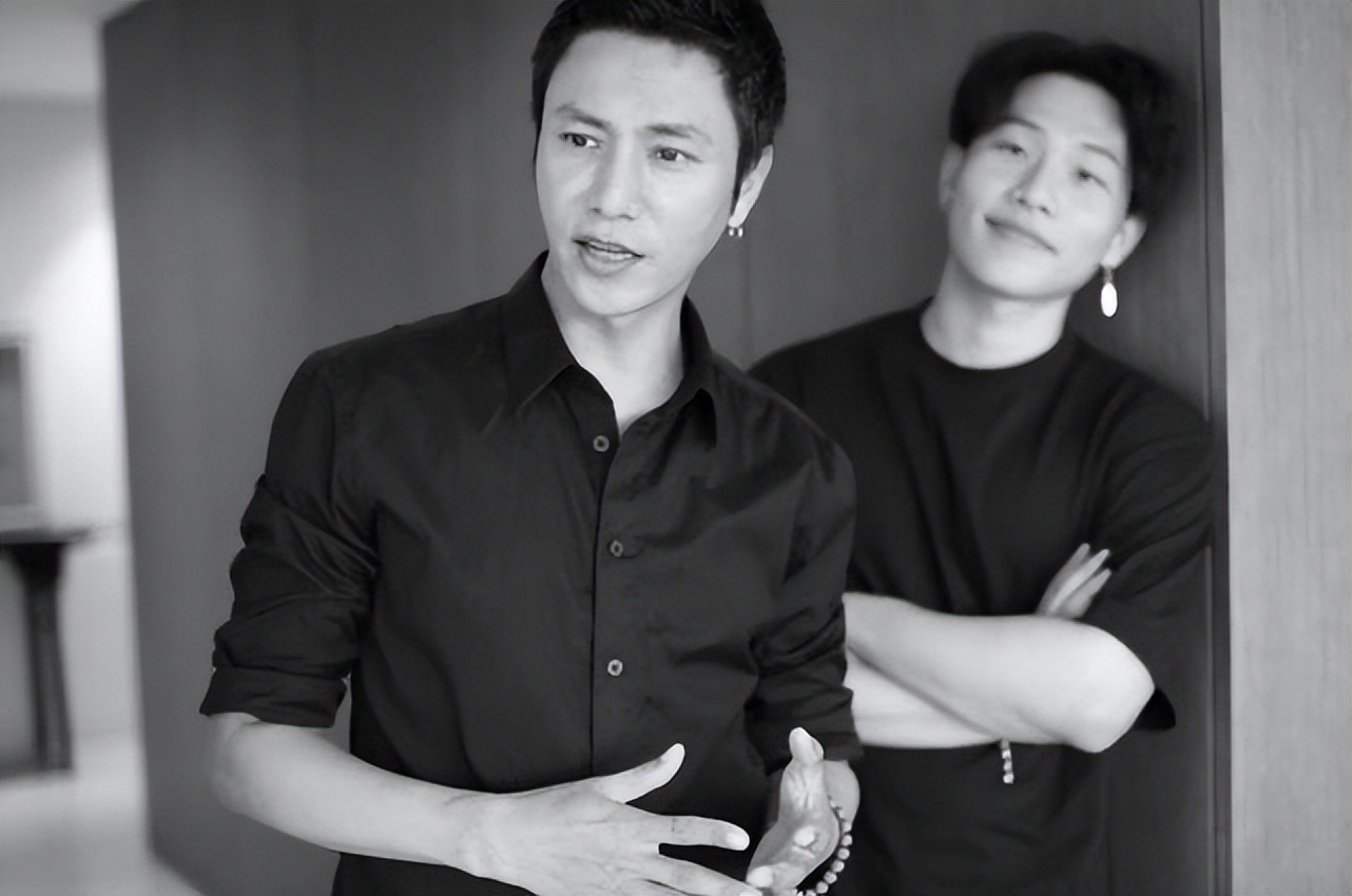 陈坤|陈坤儿子居国外晒豪宅,穿2万外套五官普通显老,皮肤黝黑不像爸