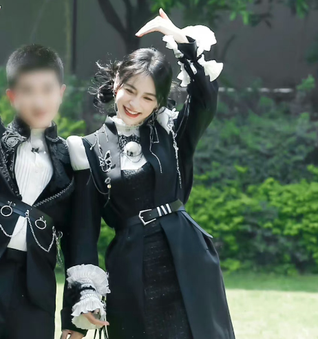 非诚勿扰|《奔跑吧》路透，白鹿明艳大美人，杨颖穿复古制服笑得一脸灿烂