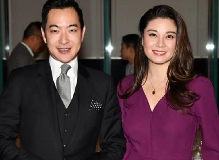 44岁廖碧儿在香港坐地铁,一脸素颜似普通人,摆脱拜金女标签