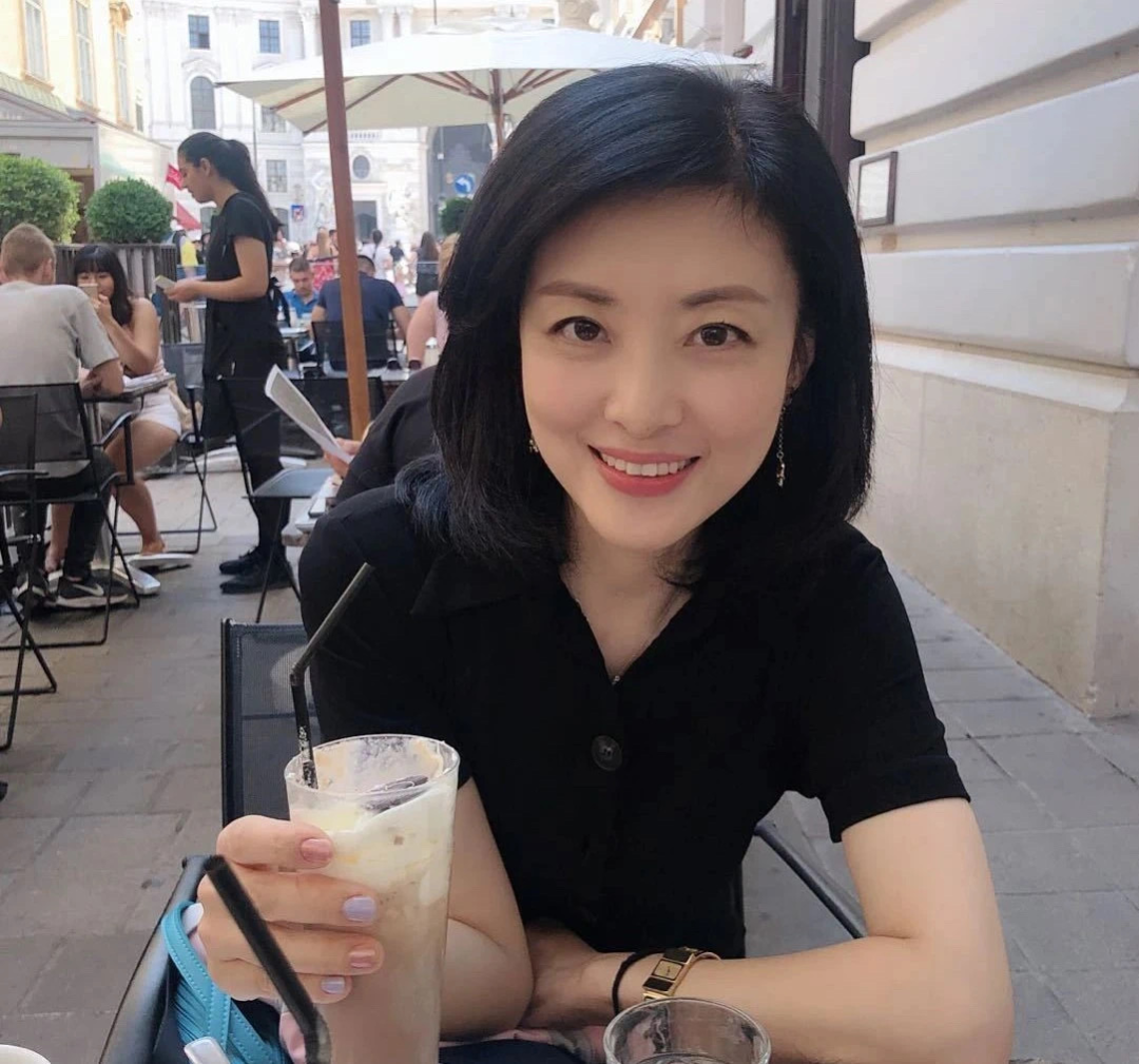 知名主持人周涛下班回家,看见正在厨房做饭的老公心生厌倦,向丈夫提出离婚