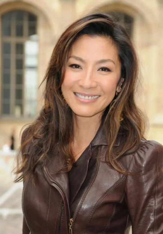 杨紫琼|61岁杨紫琼成奥斯卡影后!李连杰等50多人祝贺,她被称为华人之光