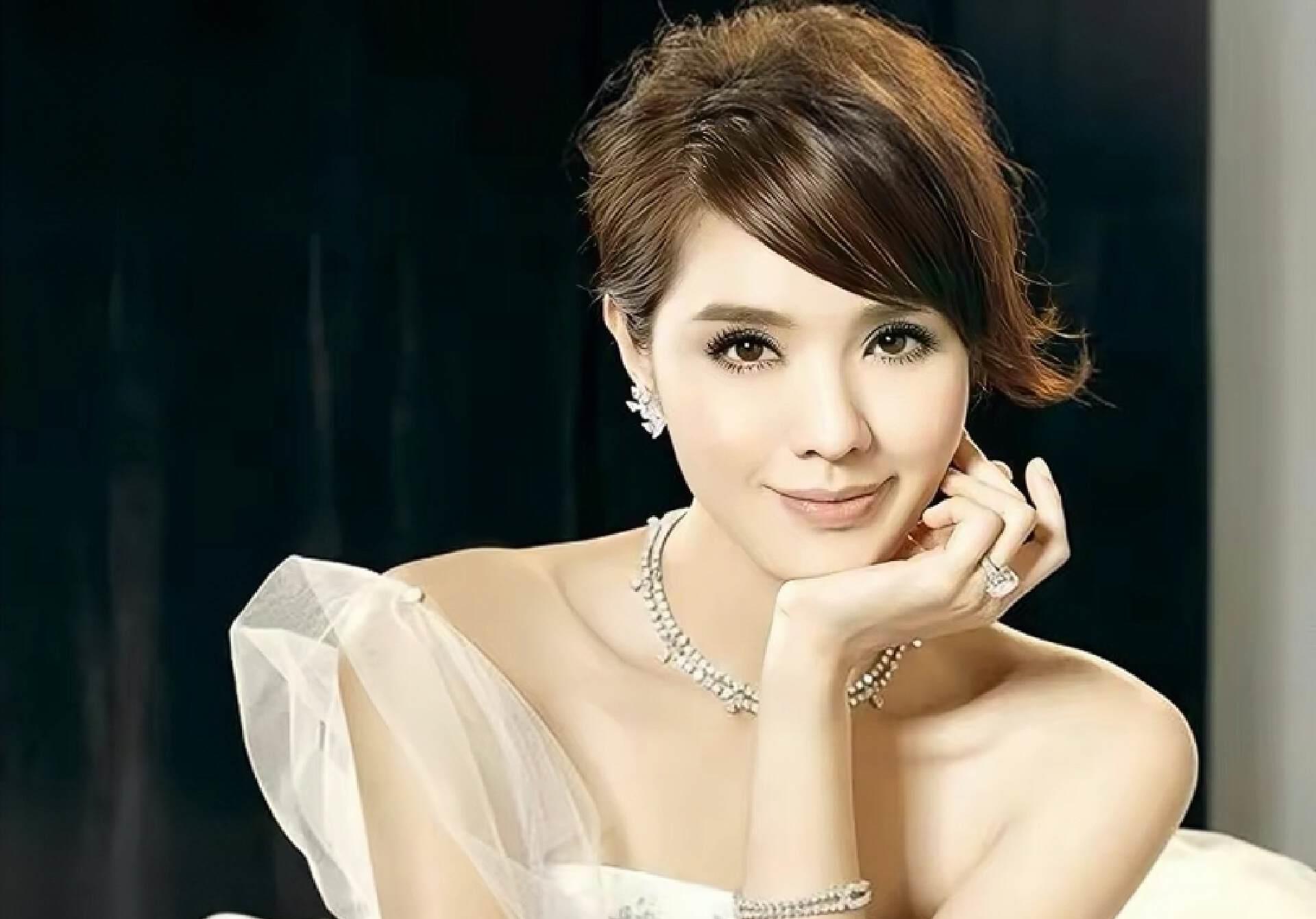 官恩娜|香港知名女星罕见现身,嫁医生定居法国,和歌神当众热吻引争议