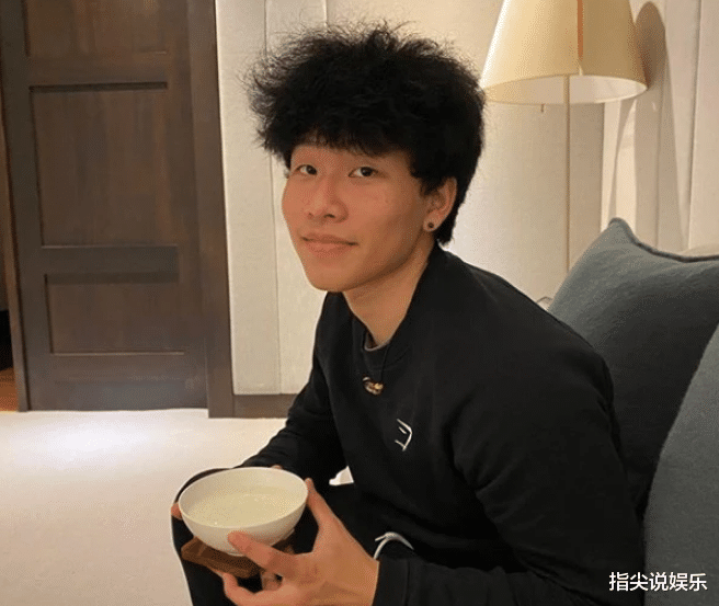 曝陈坤21岁儿子近照，皮肤黑鼻尖长被指像周迅，晒劳斯莱斯疑炫富