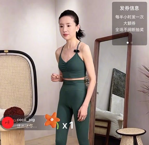 董洁|董洁直播带货惹争议，穿瑜伽裤身材瘦过头，被吐槽太过违和