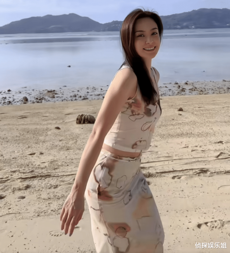 阿娇 42岁阿娇罕晒泳装美照，瘦身后美回巅峰，天鹅颈小蛮腰养眼十足