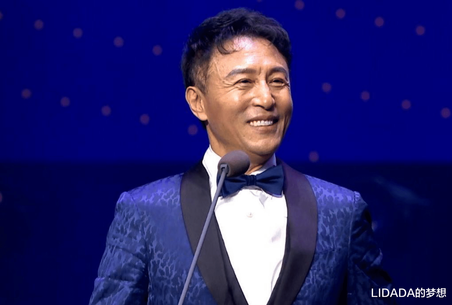 她长得美且有才,嫁知名演员恩爱40余载生一双儿女,一家幸福美满