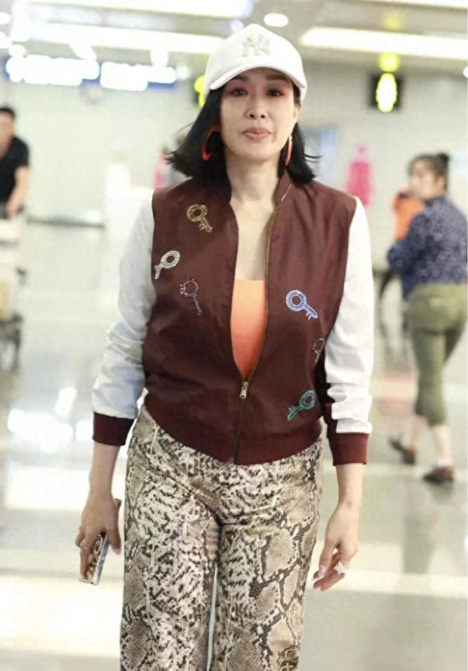 钟丽缇素颜显苍老,身材发福明显!脸色蜡黄,中年大妈的即视感