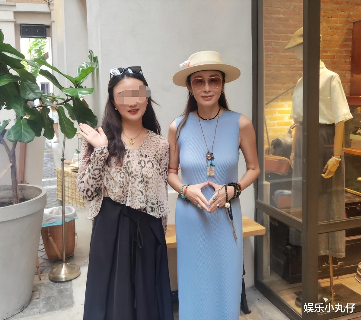 张敏携小10岁男友泰国买房定居!暴瘦至70斤已变形,手臂缠满佛珠