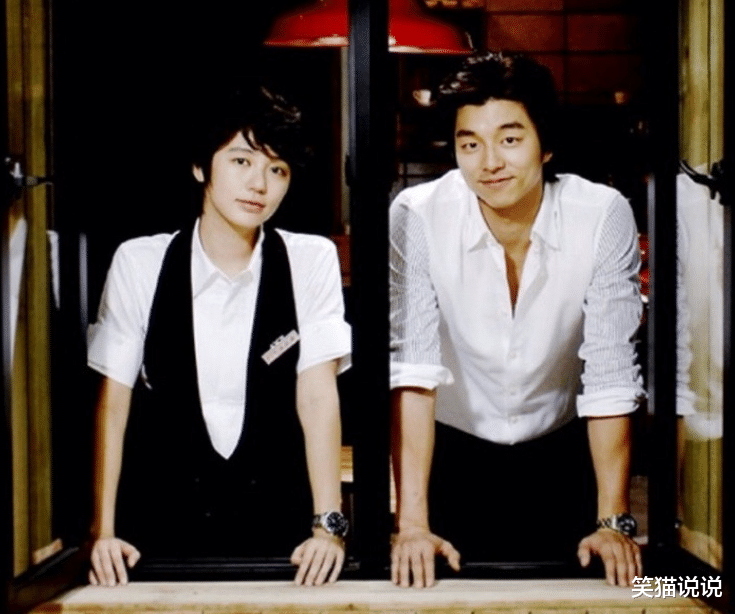 39岁尹恩惠晒穿搭日常：短发眼镜显俏皮，皮肤白皙状态佳！