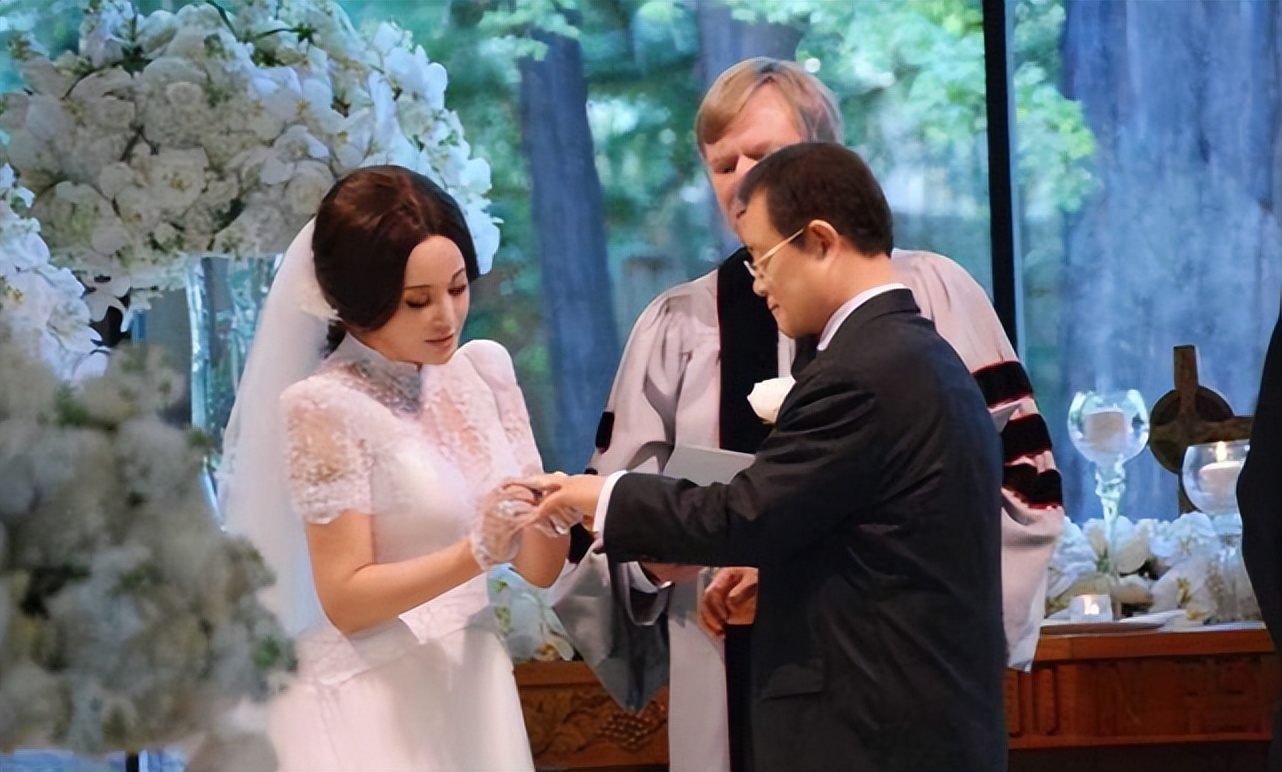 刘晓庆与四婚老公街头散步，王晓玉贴心替太太掸雪，眼神中满是爱