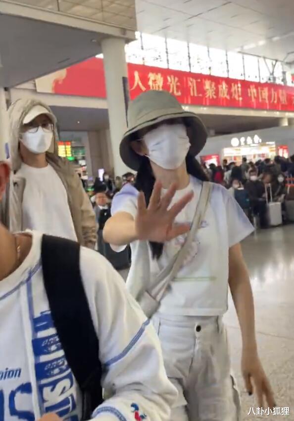 谢娜|张杰夫妇现身高铁站,助理打路人手机拒拍,谢娜圆场情商低遭炮轰