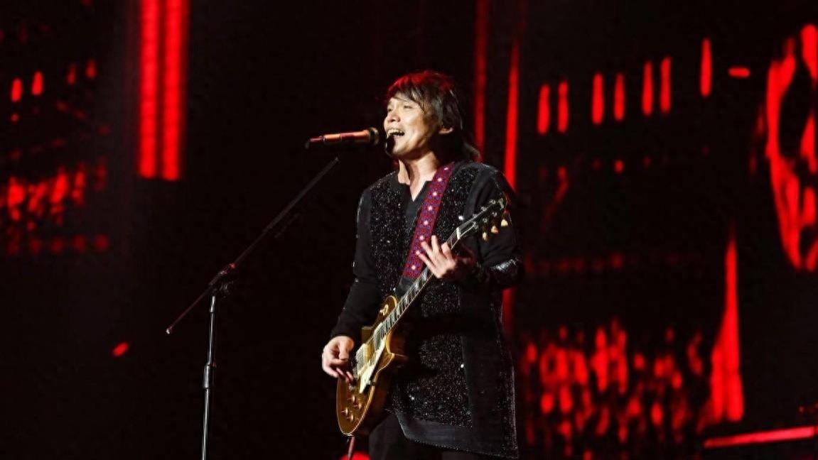 又土又丑，演唱会“摆烂”，从过气歌手到全民追捧，他究竟凭什么