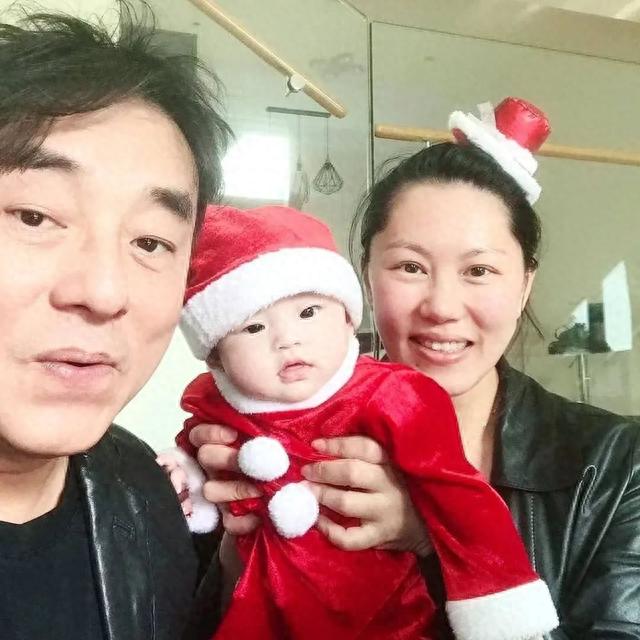 59岁「被遗忘的歌神」近照胖若两人！