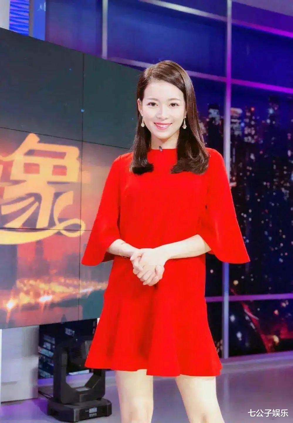 她是东方卫视主持人，离异后11年独自抚养儿子，如今事业有成，儿子帅气