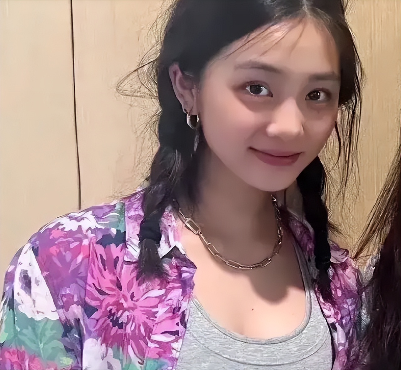 黄多多聚会礼服再惹争议! 网友: 没有学生样, 只有成年人的风情万种