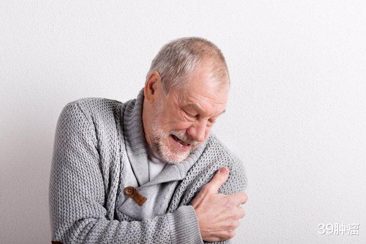 体内有癌,手脚先知?手脚若有这4个变化,很可能是肝癌发出信号