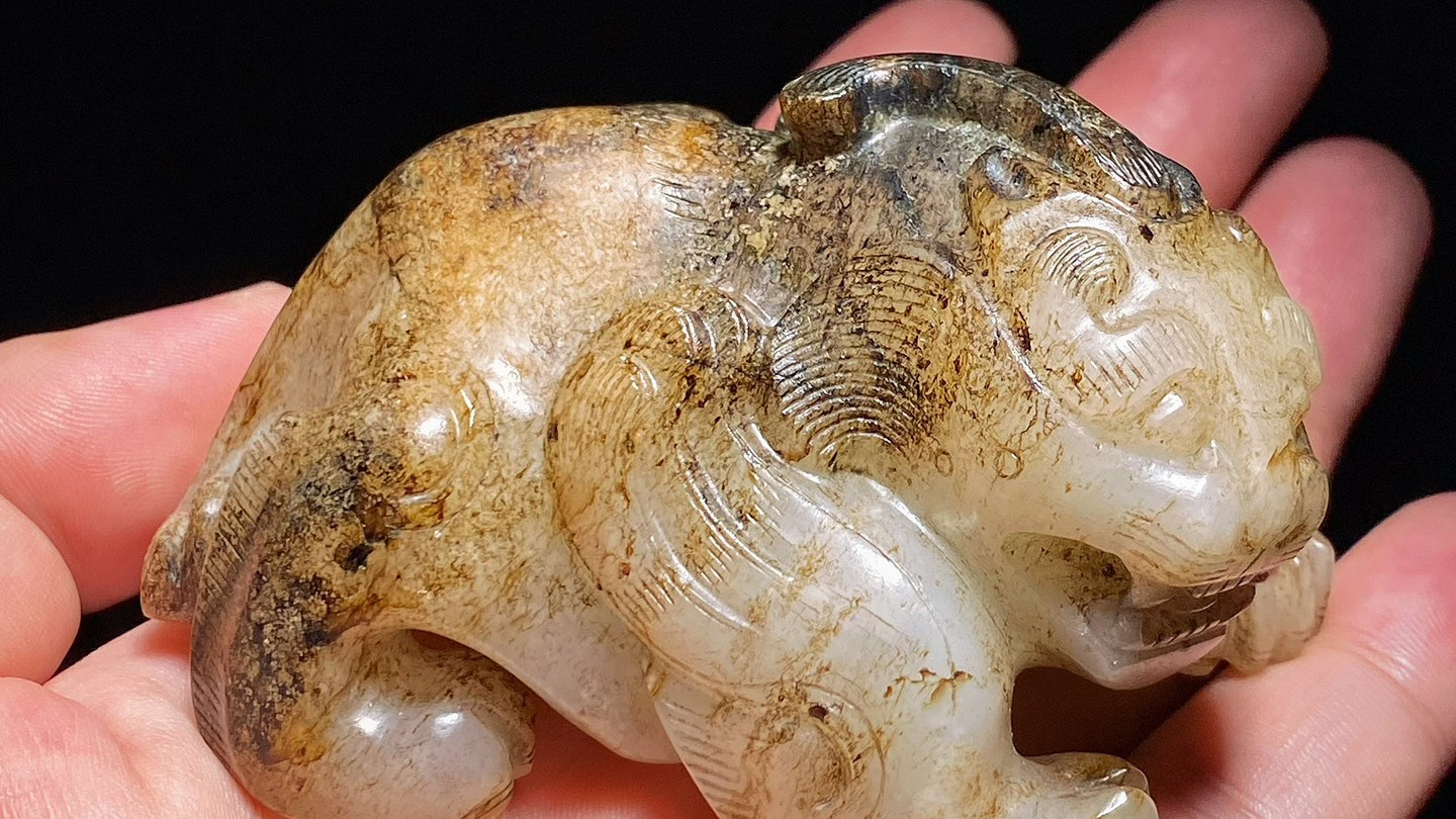 汉 和田玉籽料 白玉受沁 瑞兽 玉辟邪 摆件 把件