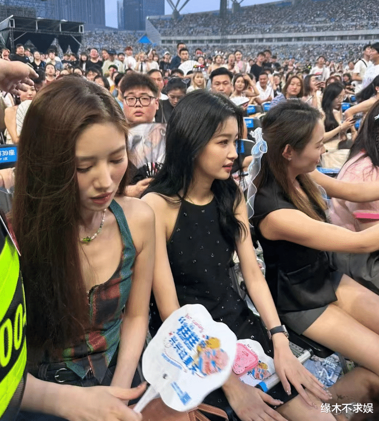 孙怡看薛之谦演唱会,戴236万名表身价疑过亿,女儿穿百元平价款