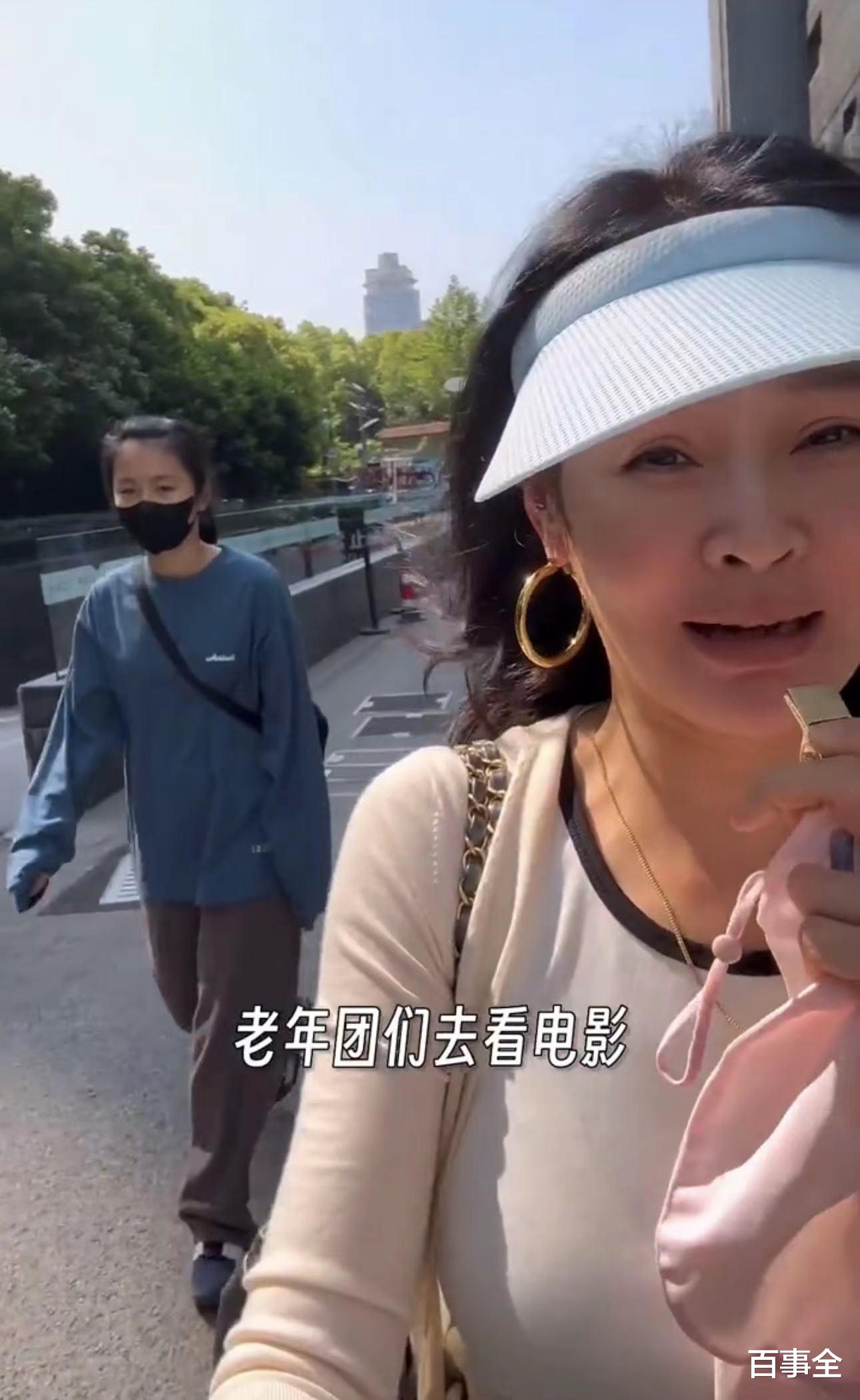 于明加|于明加携一家四口出游!身材丰腴凹凸有致惹人羡,神秘老公罕露面