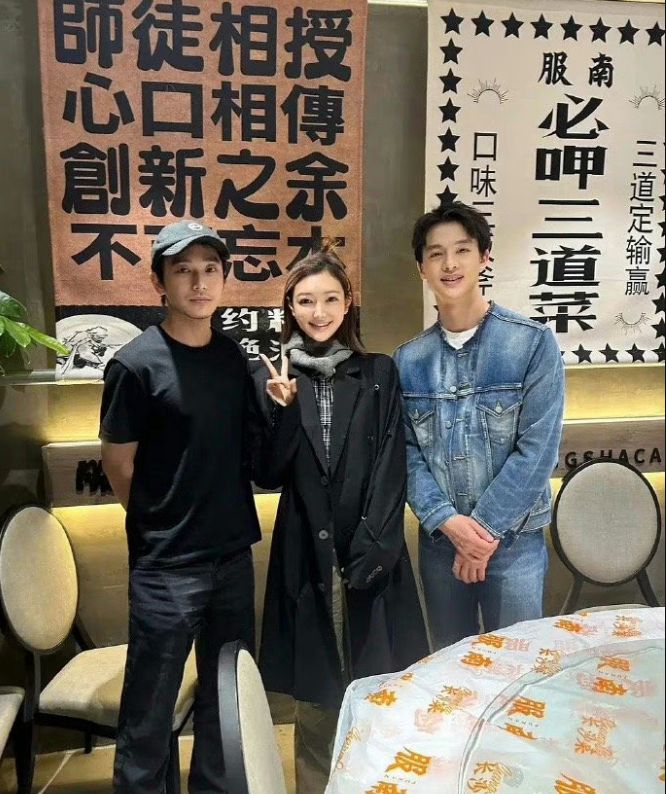 黄晓明|彭昱畅外出用餐被偶遇,与粉丝合影全程板着脸,近照撞脸黄晓明